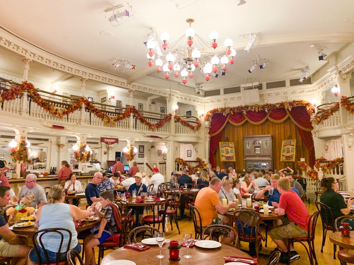 The cowboy-esque dining area with autumn garlands is reminiscent of Liberty Tree, but the lack of crowds in the Diamond Horseshoe show how not great the food is here: don't mistake this place for one of the best Magic Kingdom Restaurants. 