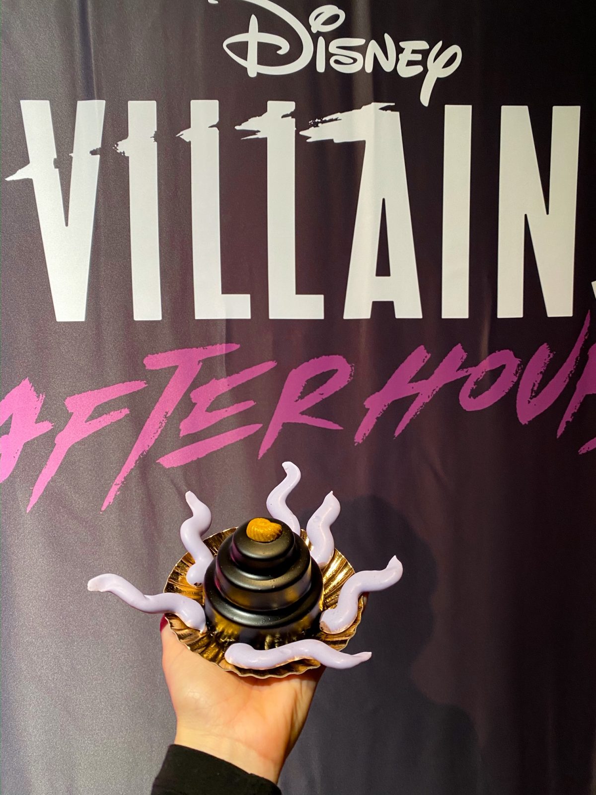 Body Language cupcake and Villains after hours sign