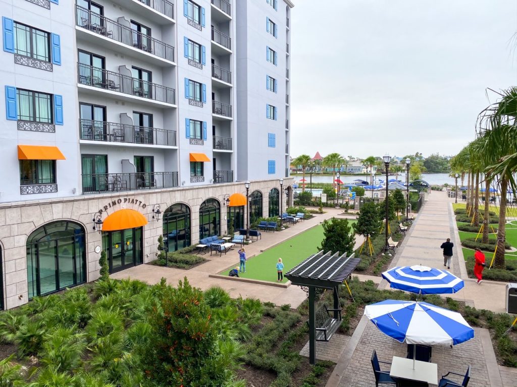 photo of the outside of hotel with boules green;