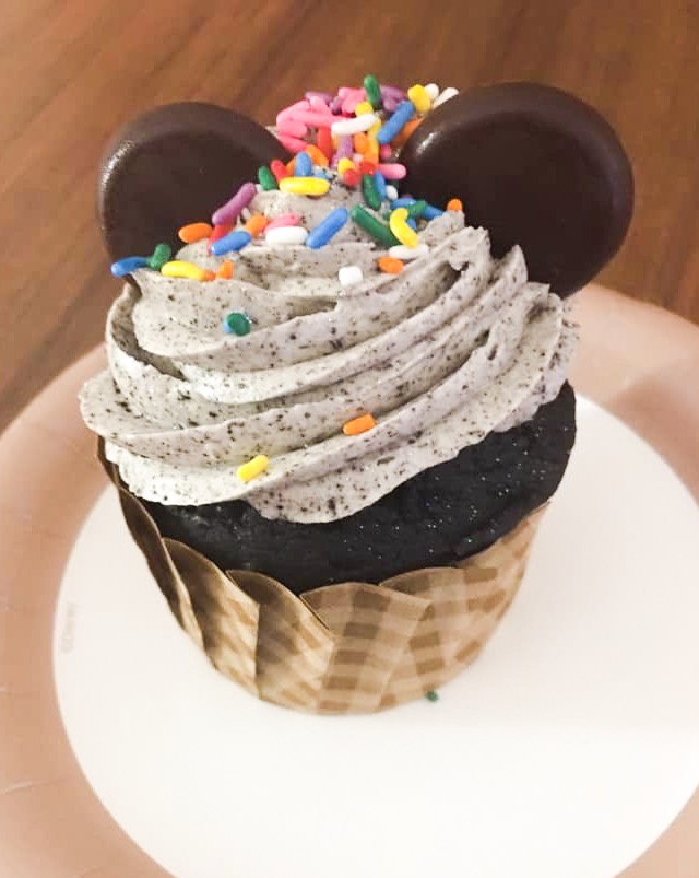 photo of a delicious cupcake on the Disney quick service dining plan
