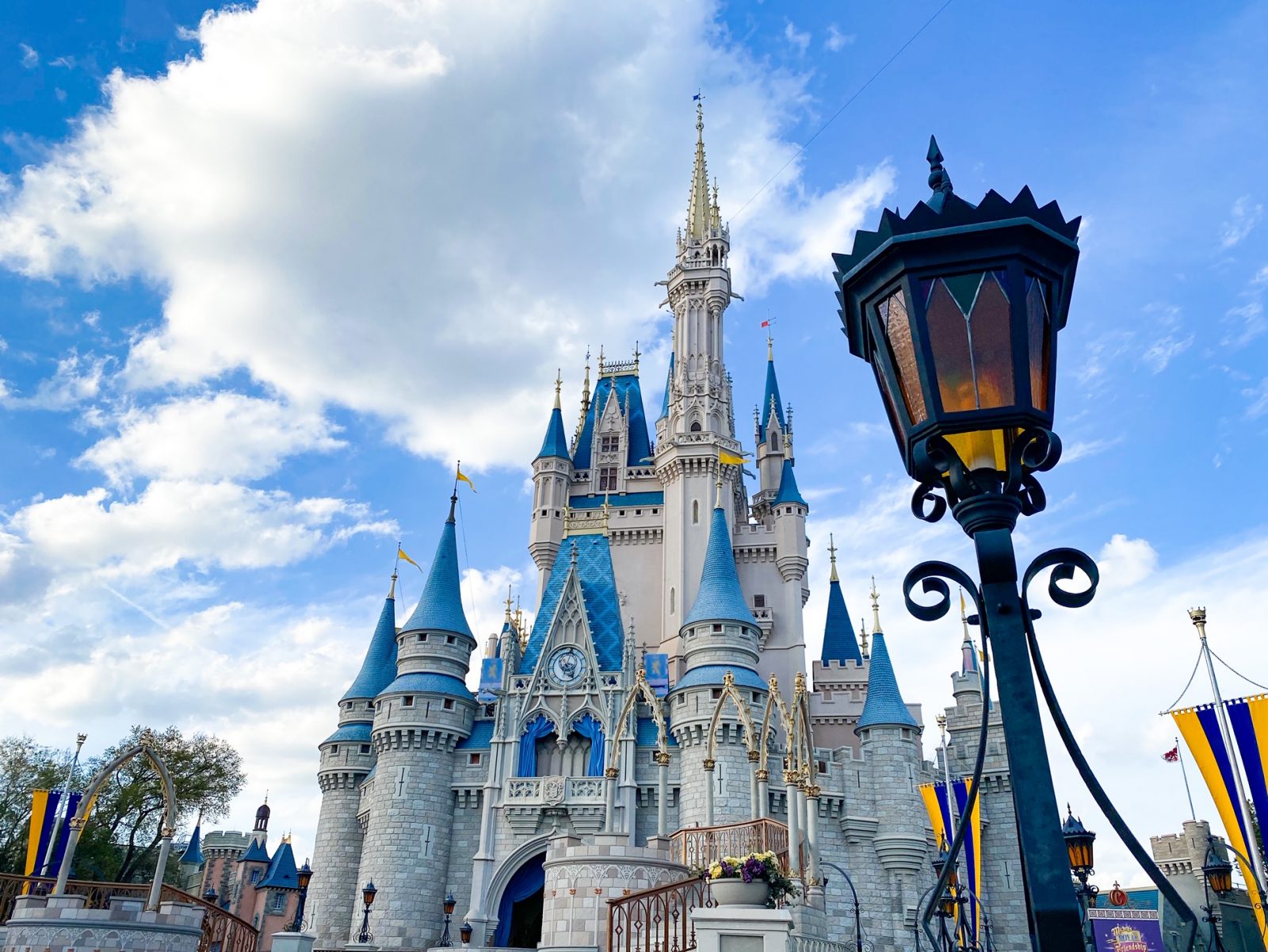 11 Tips for Doing Rope Drop at Disney Like a Pro - Disney Trippers