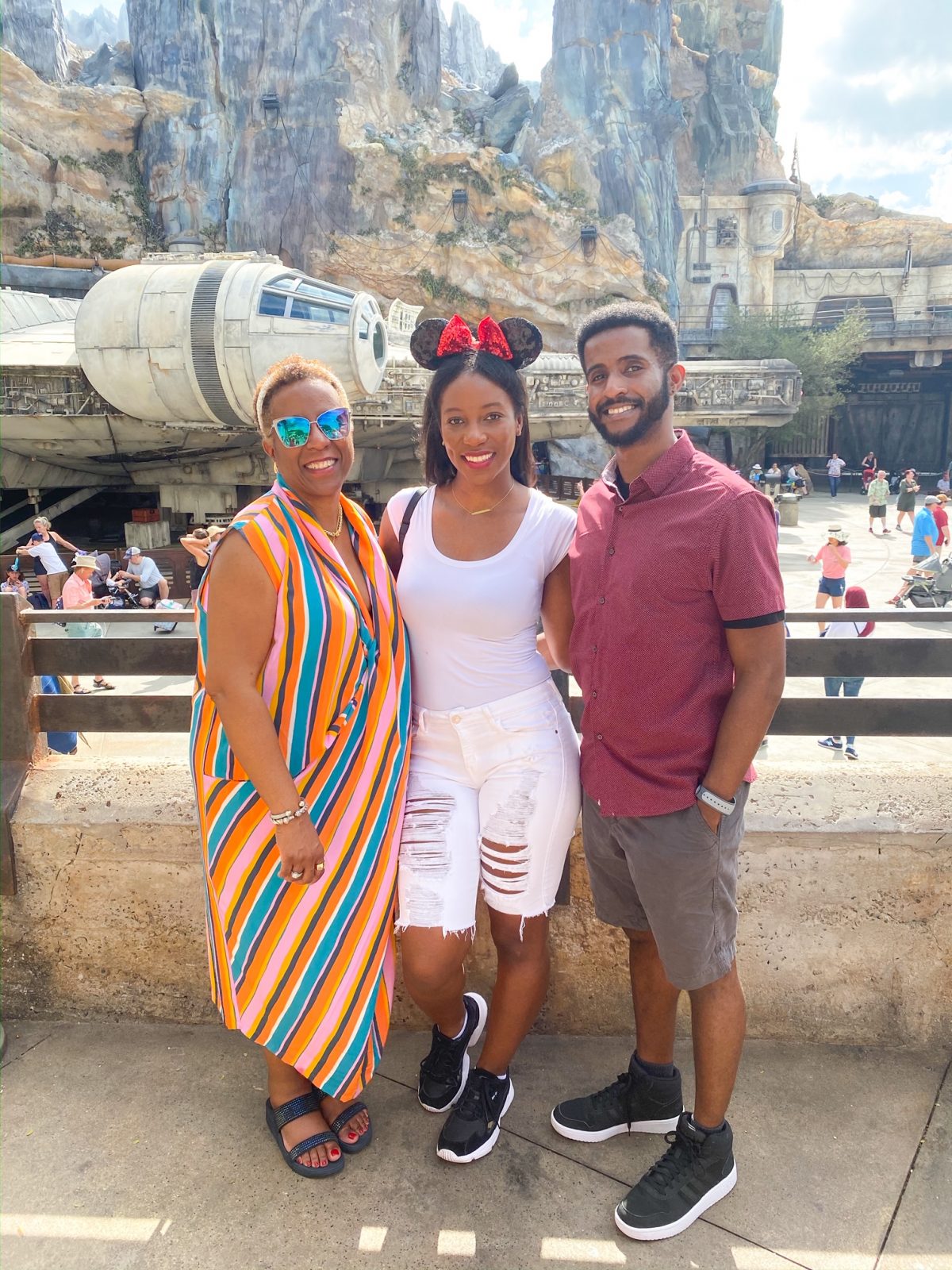 A family photo in front of Millenium Falcon: this is one of the most popular spots for Disney Memory Maker photos.