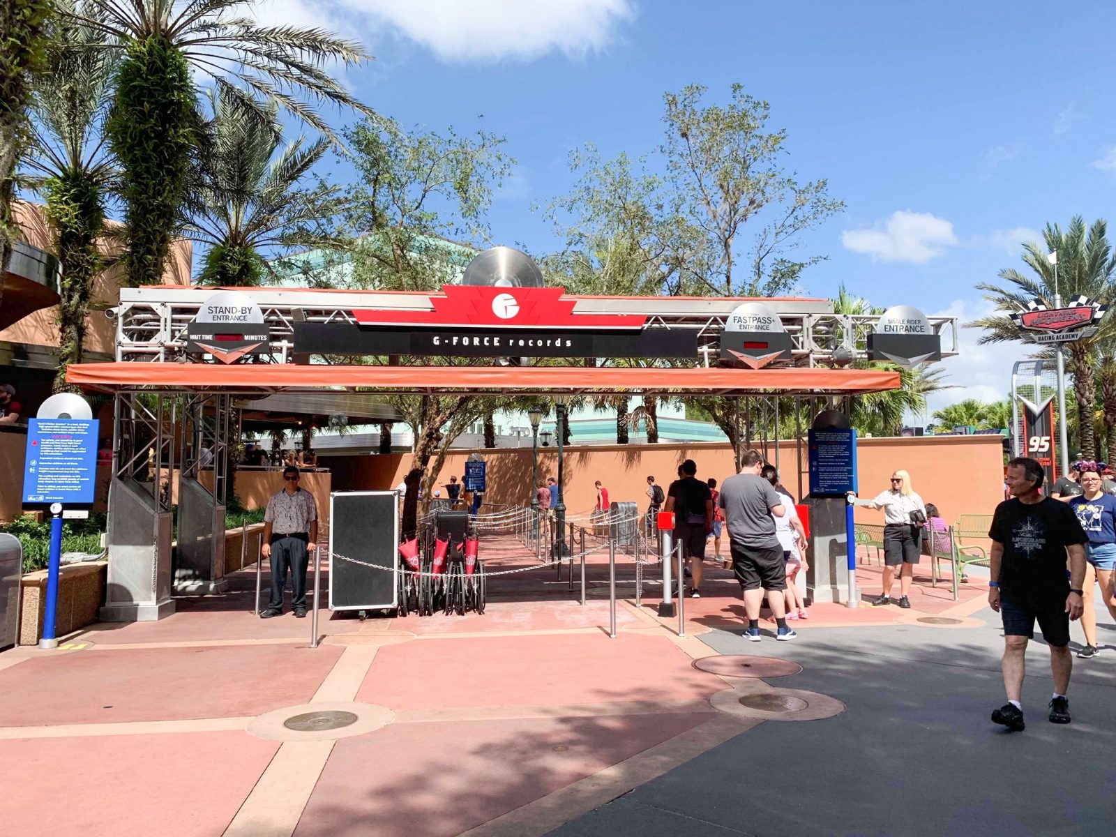 entrance to line of Rock 'n' Rollercoaster 