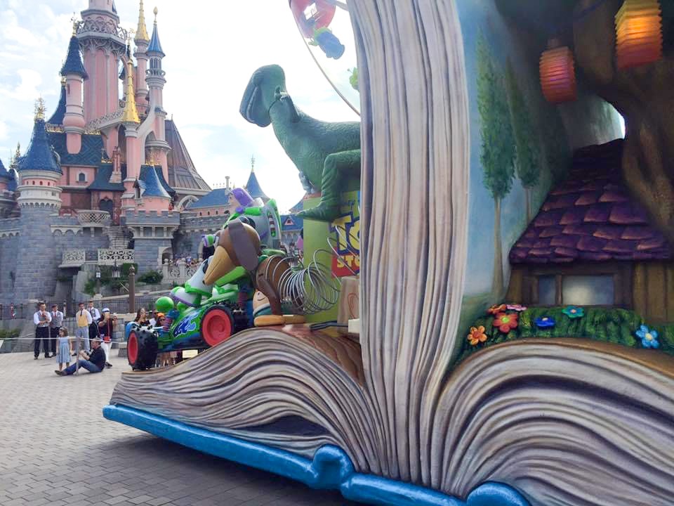 image of the parade floats in front of the castle; Disneyland Paris itinerary