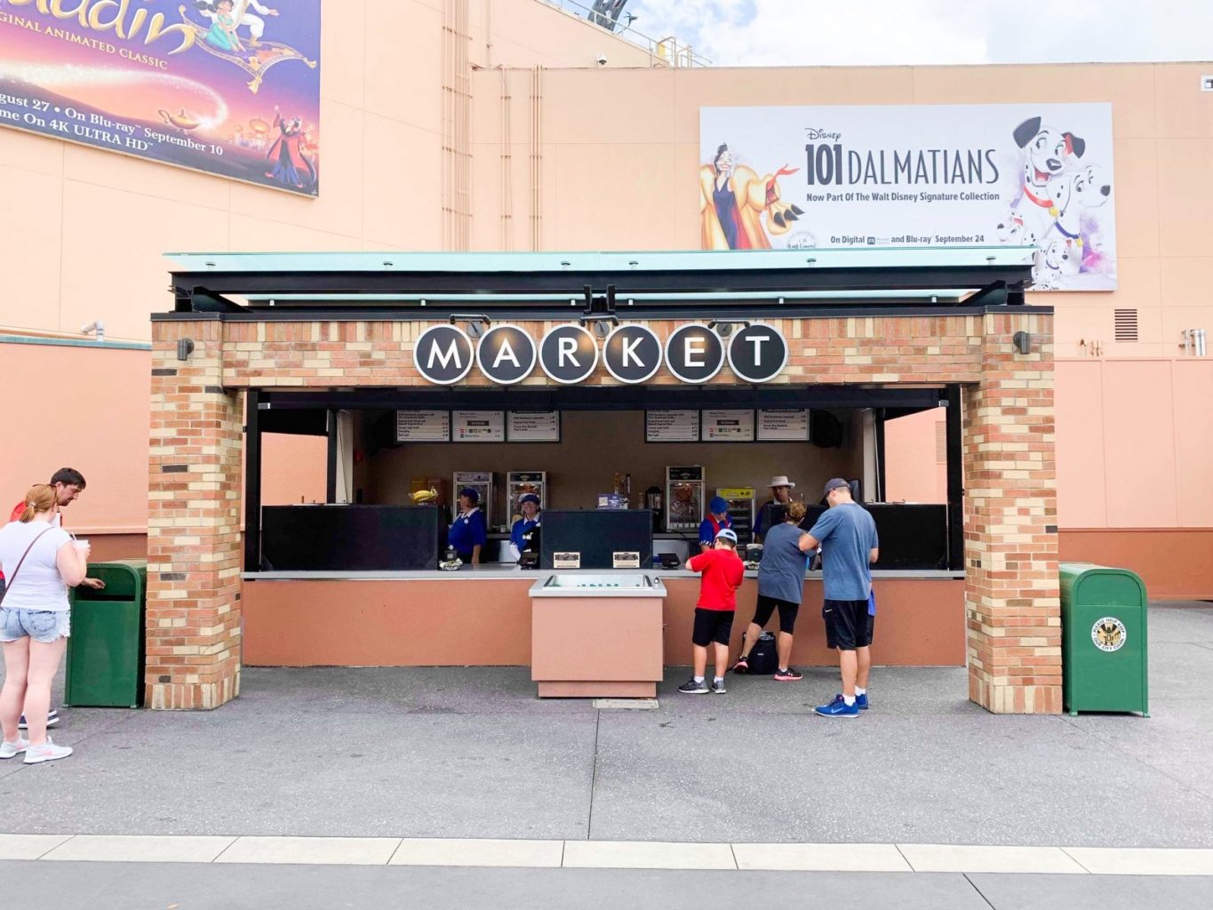 brick market stand with people in line best breakfast at hollywood studios 