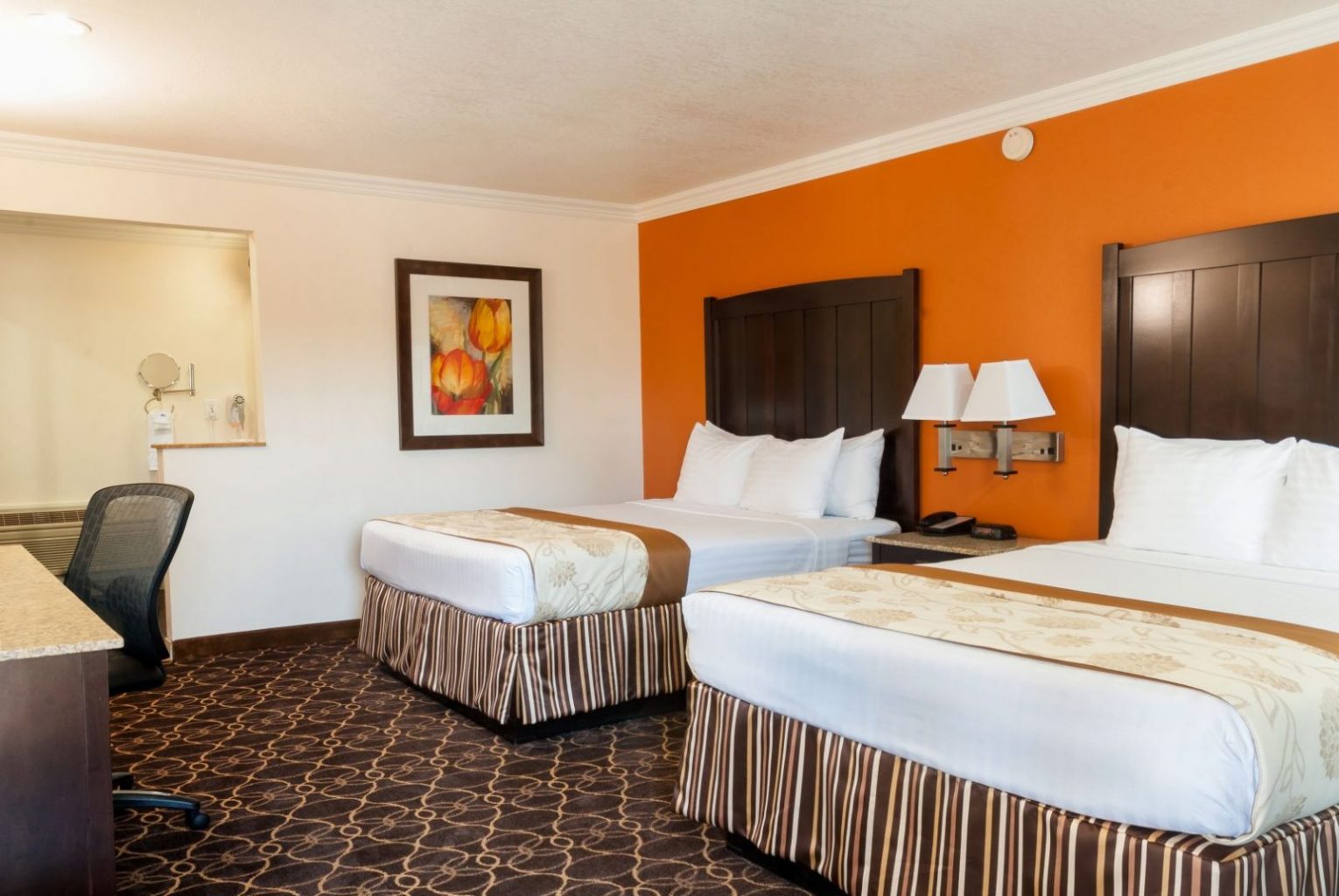 A standard room inside Park Vue Hotel near Disneyland