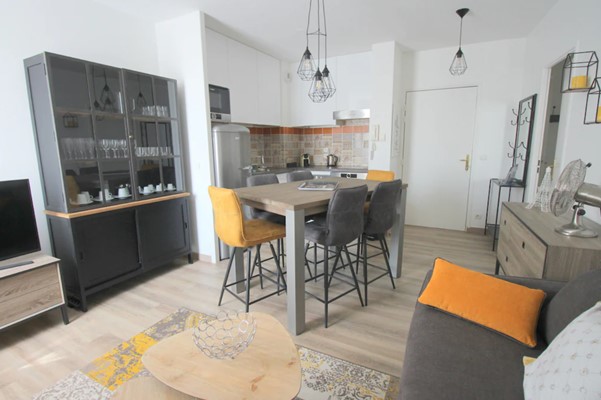 Kitchen and dining room of a two bedroom house stay near Disneyland Paris
