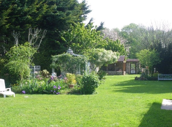 Rural garden of this Disneyland Paris airbnb