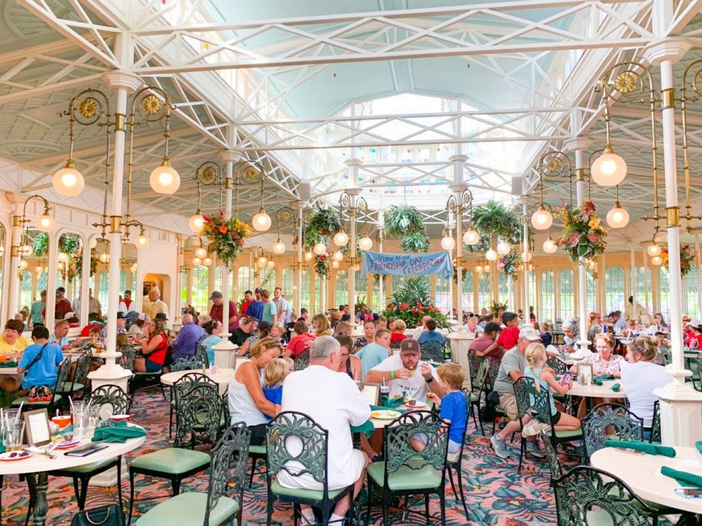 A busy dining room in Chrystal Palace in magic kingdom