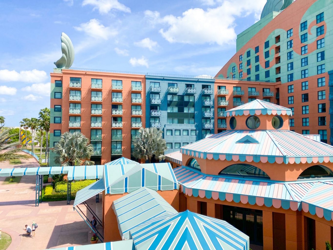 best hotels near disney side of dolphin and swan building