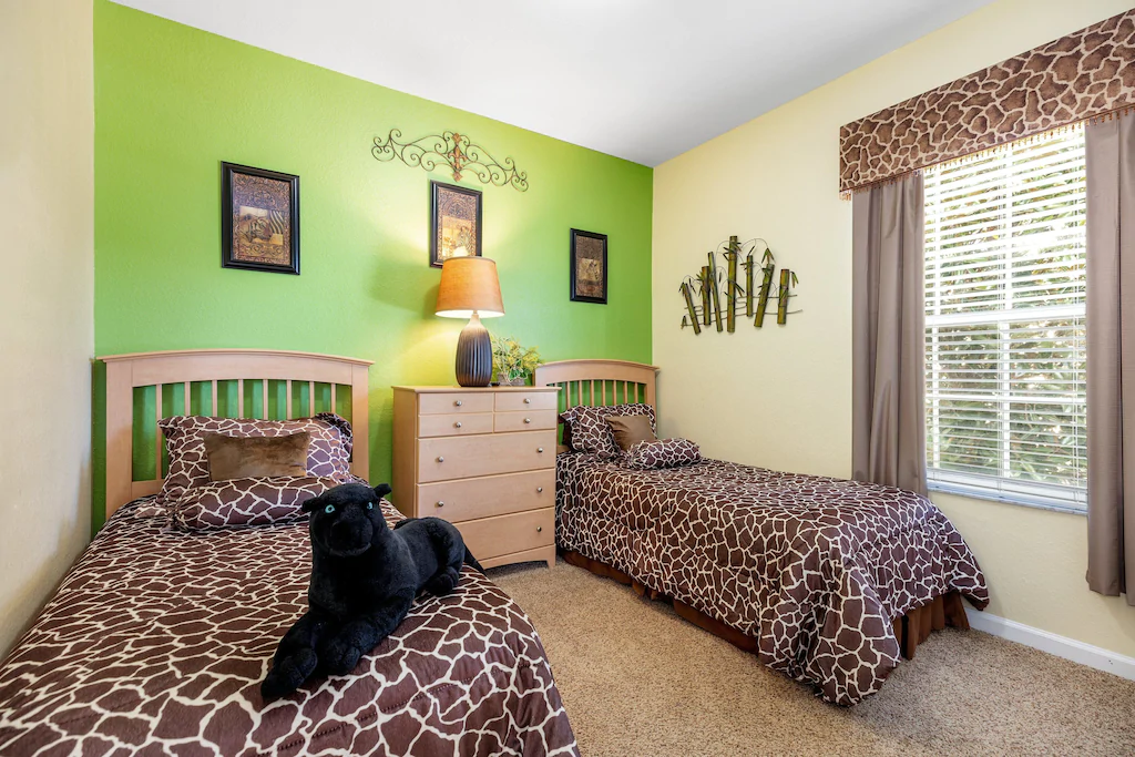 bedroom with a tropical theme and two twin beds in Disney's doorstep condo