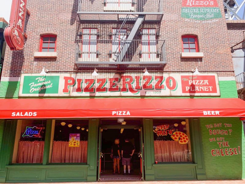 the entrance to pizzerizzo's at hollywood studios