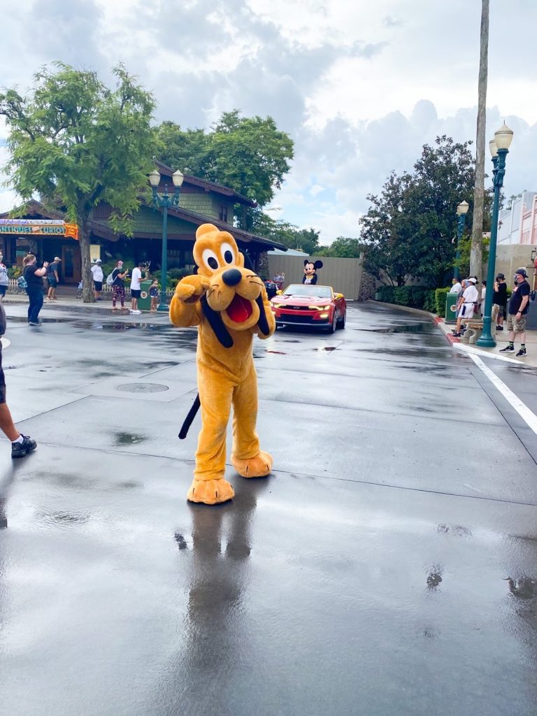 Pluto waving in Hollywood Studios