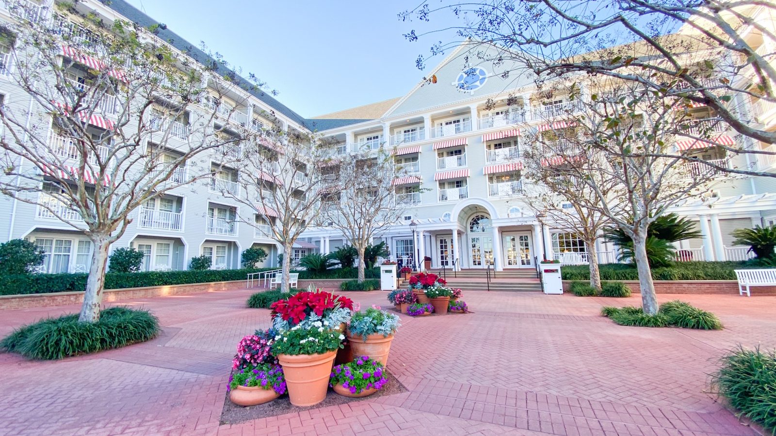 view of the back entrance to the Yacht Club Resort