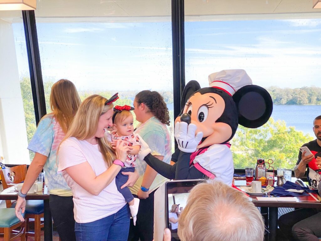 guests talking with chef Minnie about going gluten-free at Disney