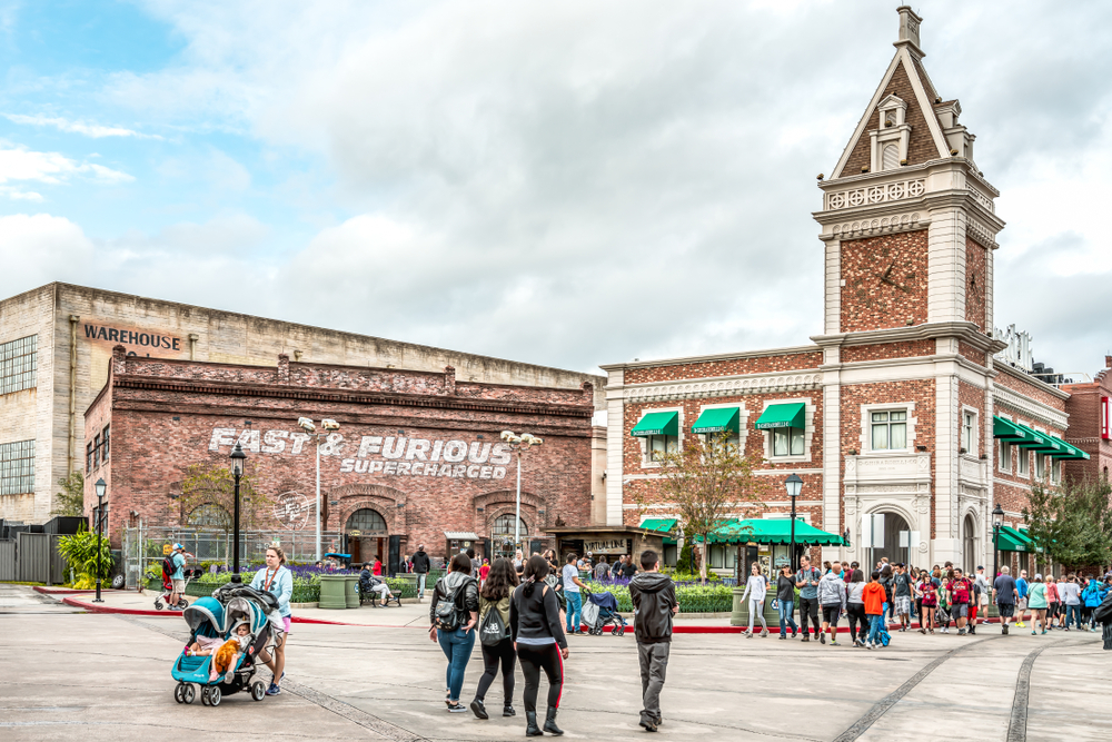 The Fast and Furious Superchanged entrance blends in with many of the buildings at universal, and at first glance, looks like a warehouse or a garage.