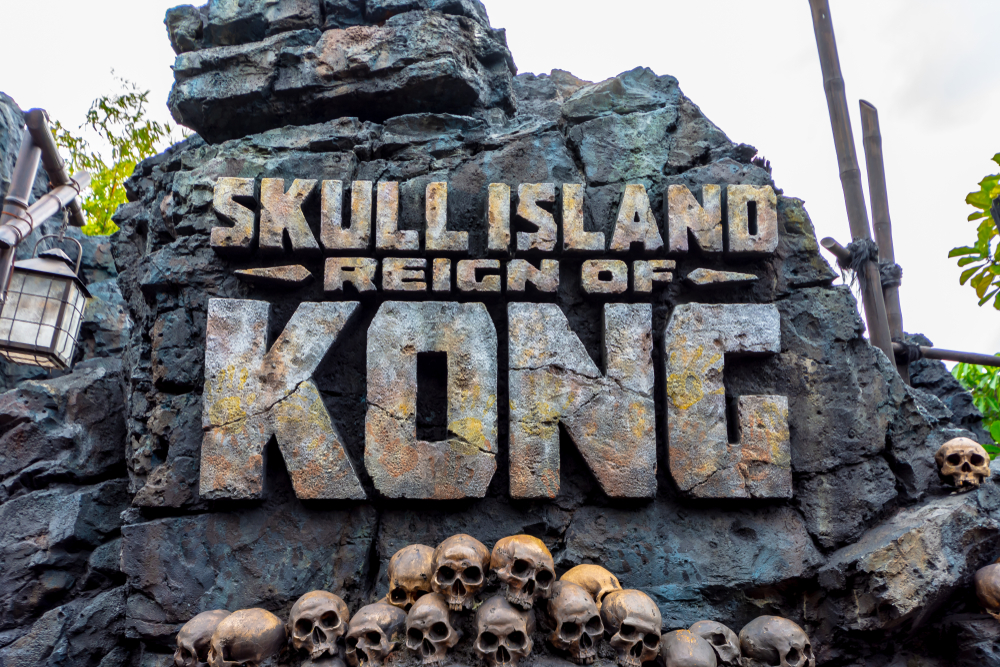 The sign the Skill Island Reign of Kong features decaying rocks, skulls, and a totally scary vibe! 