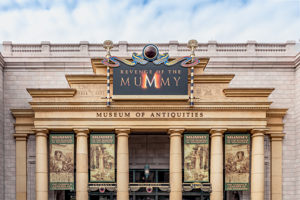 The Revenge of the Mummy ride is designed to look like a museum: it is one of the best rides at Universal Orlando, but the decorations of the antiques and artifacts are amazing. 