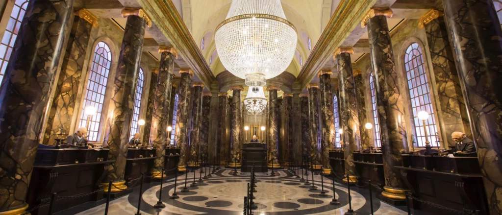 The queue of Gringotts is almost better than the ride. It might even be. Stepping into the world's safest bank you'll see goblins setting up your bank accounts with huge marble towers and chandeliers everywhere. 