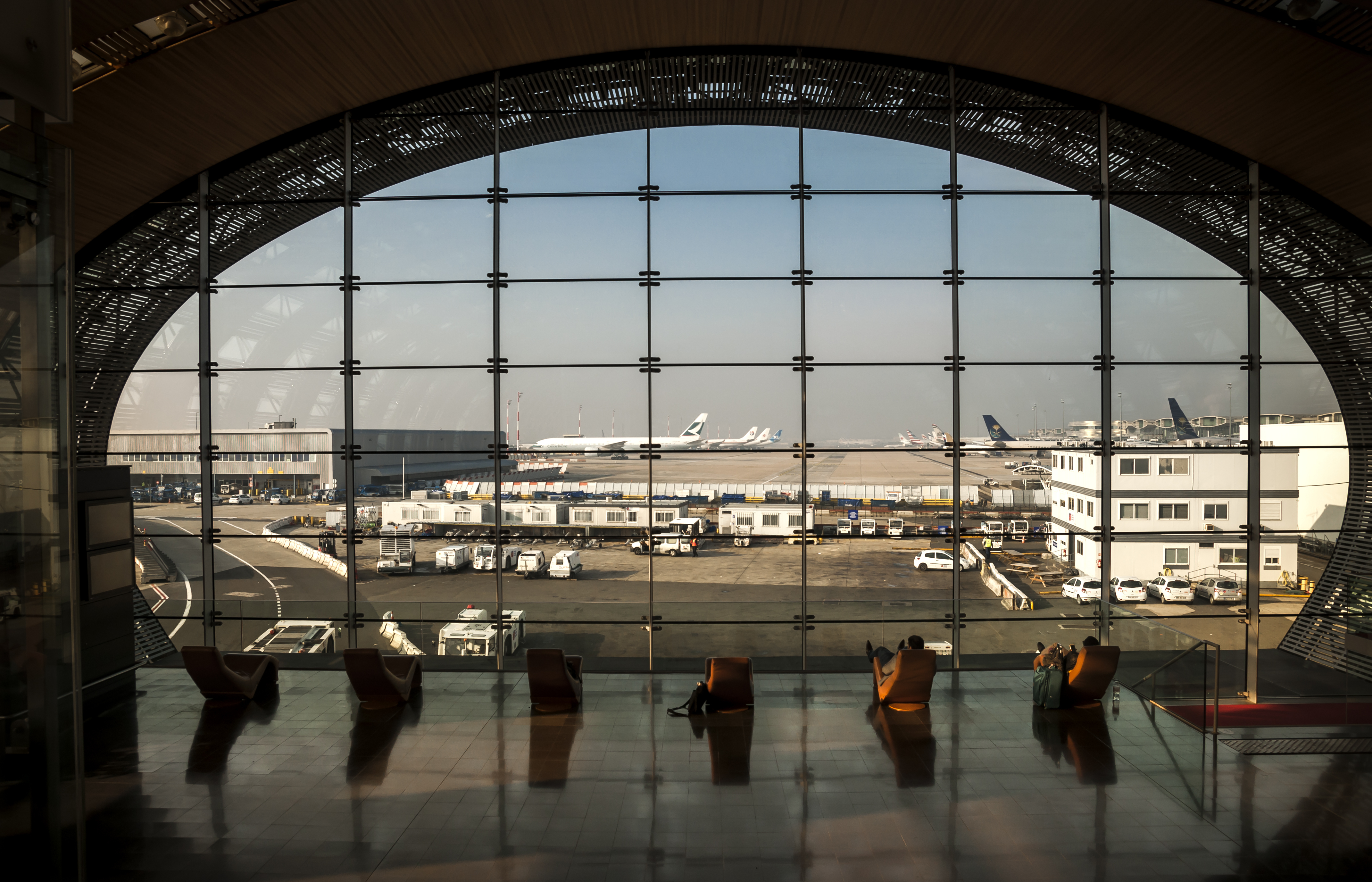 people watching planes at Charles de Gaulle airport 