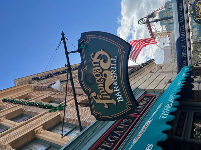 Finngan's Bar and Grill is one of best restaurants at Universal Orlando with its Irish theming and food! 