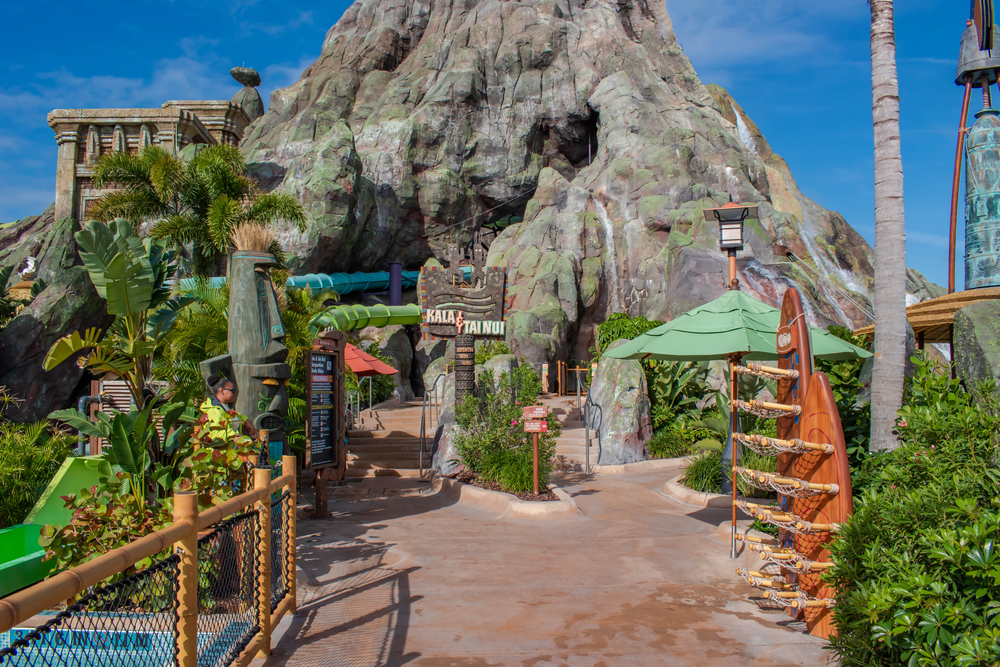 Volcano Bay offers great rides and food, and it's Hawaiian themes bring in flavors of BBQ, Mango and more.