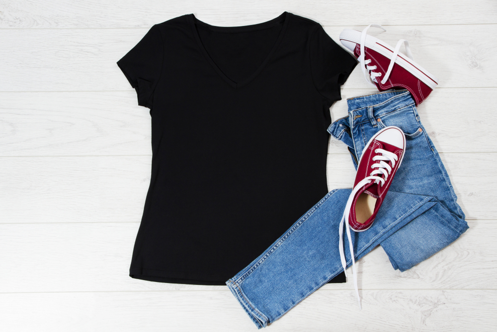 black tee, jeans, and red and white sneakers what to wear in disney in spring 