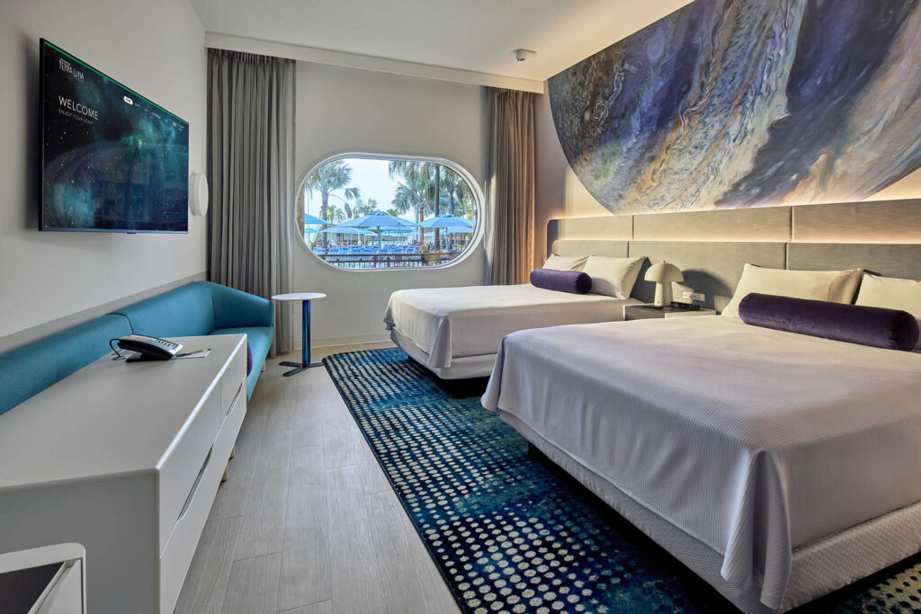 The rooms at Terra Luna are to die for: the pod-like style makes its stand out in the list of Epic Universe's hotel, with planet pictures and patterns galore.